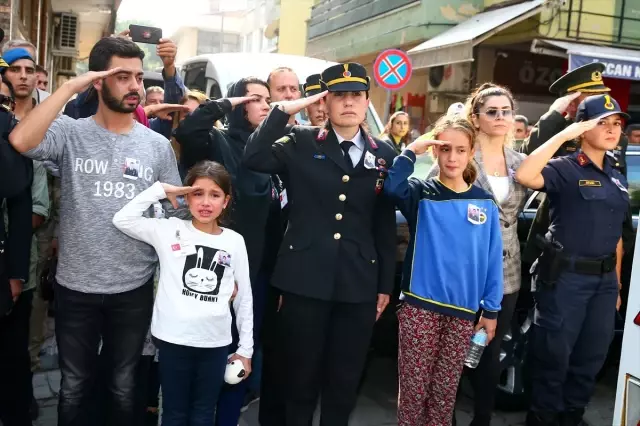 Şehit babaya asker selamıyla veda Şehit babaya asker selamıyla veda