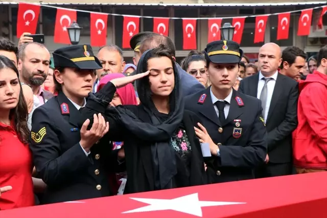 Şehit babaya asker selamıyla veda Şehit babaya asker selamıyla veda