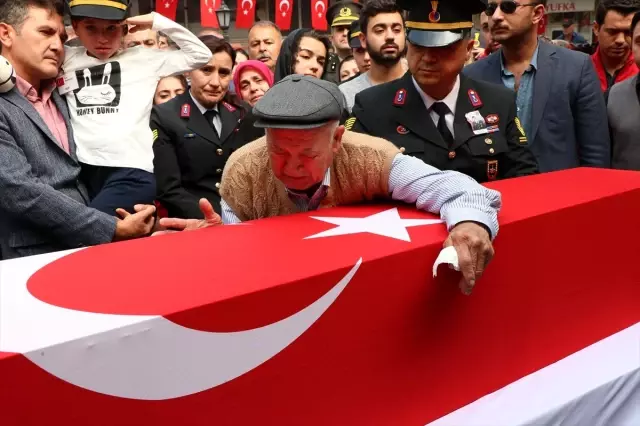 Şehit babaya asker selamıyla veda Şehit babaya asker selamıyla veda