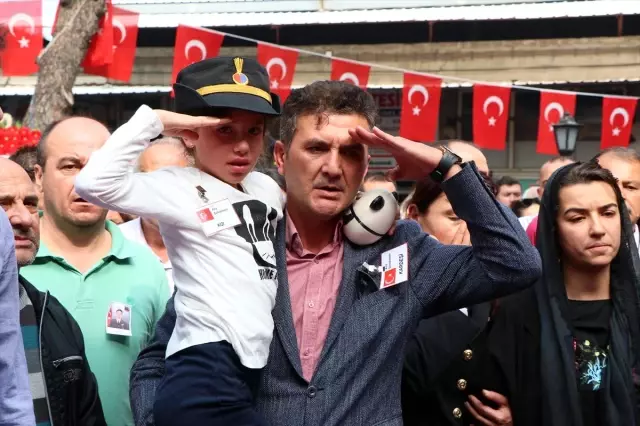 Şehit babaya asker selamıyla veda Şehit babaya asker selamıyla veda