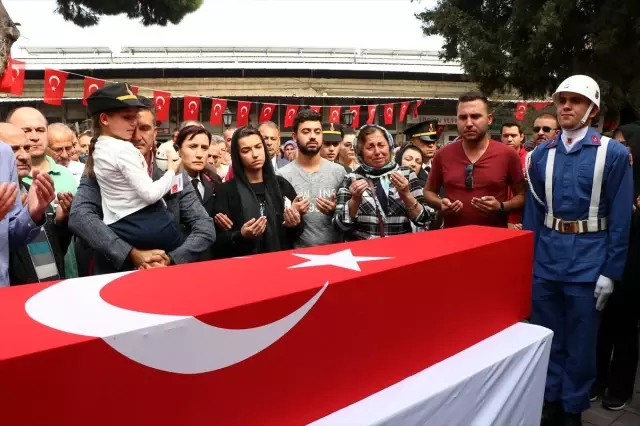 Şehit babaya asker selamıyla veda Şehit babaya asker selamıyla veda