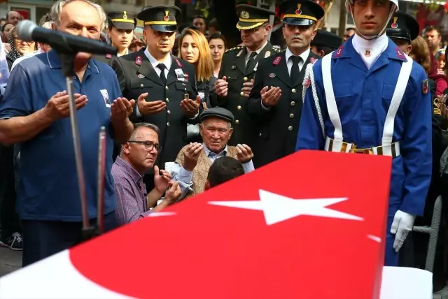 Şehit babaya asker selamıyla veda Şehit babaya asker selamıyla veda