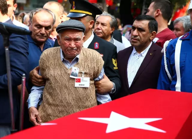 Şehit babaya asker selamıyla veda Şehit babaya asker selamıyla veda
