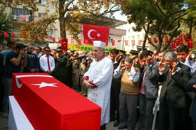 Şehit babaya asker selamıyla veda Şehit babaya asker selamıyla veda
