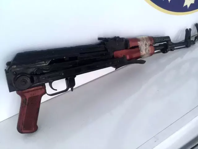 Silah sıkarak halkın huzurunu bozan 3 kişi tutuklandı Silah sıkarak halkın huzurunu bozan 3 kişi tutuklandı