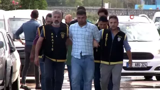 Silah sıkarak halkın huzurunu bozan 3 kişi tutuklandı Silah sıkarak halkın huzurunu bozan 3 kişi tutuklandı