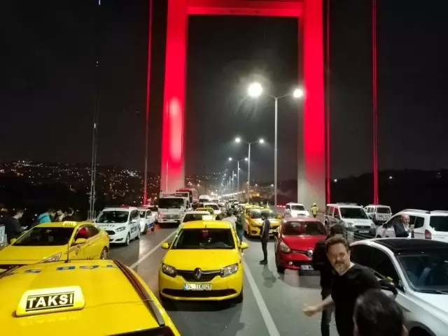 15 Temmuz Şehitler Köprüsü'nde elindeki silahla yolu kesen şahıs, metrelerce araç kuyruğu oluşturdu 15 Temmuz Şehitler Köprüsü'nde elindeki silahla yolu kesen şahıs, metrelerce araç kuyruğu oluşturdu