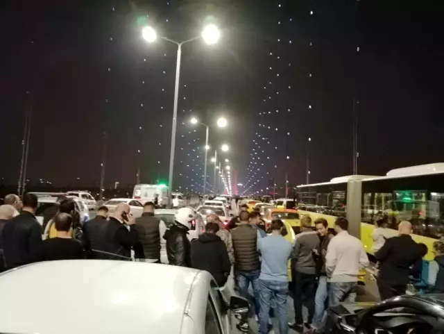 15 Temmuz Şehitler Köprüsü'nde elindeki silahla yolu kesen şahıs, metrelerce araç kuyruğu oluşturdu 15 Temmuz Şehitler Köprüsü'nde elindeki silahla yolu kesen şahıs, metrelerce araç kuyruğu oluşturdu