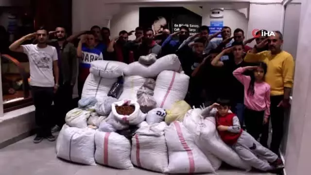 Sınır ötesindeki Mehmetçiğe kuru üzüm dopingi Sınır ötesindeki Mehmetçiğe kuru üzüm dopingi