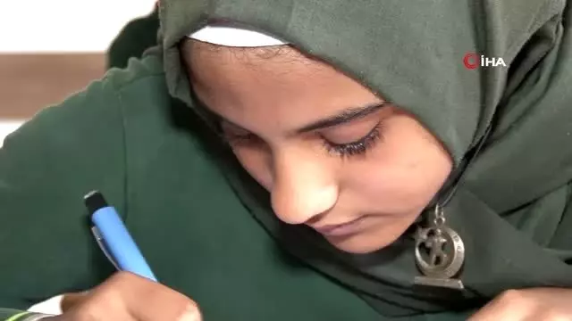 Suriyeli Abir 'Seyit onbaşı' kolyesini hiç çıkarmıyor Suriyeli Abir 'Seyit onbaşı' kolyesini hiç çıkarmıyor