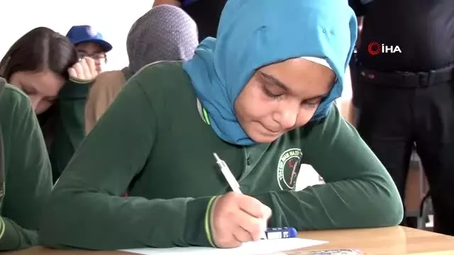 Suriyeli Abir 'Seyit onbaşı' kolyesini hiç çıkarmıyor Suriyeli Abir 'Seyit onbaşı' kolyesini hiç çıkarmıyor