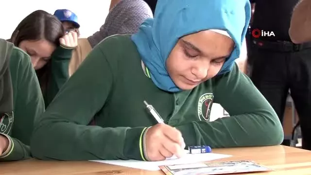 Suriyeli Abir 'Seyit onbaşı' kolyesini hiç çıkarmıyor Suriyeli Abir 'Seyit onbaşı' kolyesini hiç çıkarmıyor