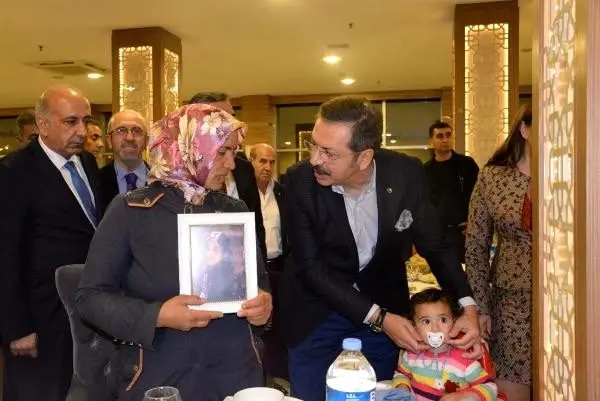 TOBB Başkanı Hisarcıklıoğlu, HDP önünde eylem yapan ailelerle buluştu