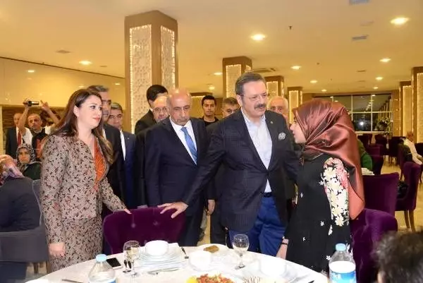 TOBB Başkanı Hisarcıklıoğlu, HDP önünde eylem yapan ailelerle buluştu TOBB Başkanı Hisarcıklıoğlu, HDP önünde eylem yapan ailelerle buluştu