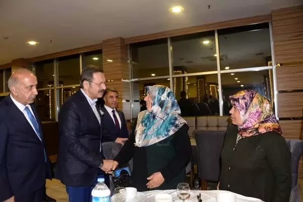 TOBB Başkanı Hisarcıklıoğlu, HDP önünde eylem yapan ailelerle buluştu TOBB Başkanı Hisarcıklıoğlu, HDP önünde eylem yapan ailelerle buluştu