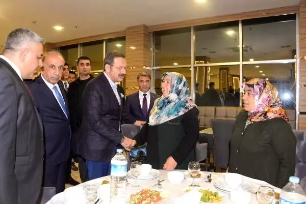 TOBB Başkanı Hisarcıklıoğlu, HDP önünde eylem yapan ailelerle buluştu TOBB Başkanı Hisarcıklıoğlu, HDP önünde eylem yapan ailelerle buluştu