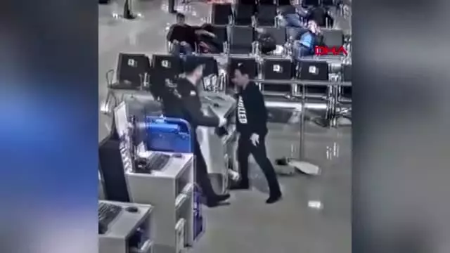 Geç kaldığı için uçağa alınmayan yolcu, havaalanında bilgisayarları parçaladı Geç kaldığı için uçağa alınmayan yolcu, havaalanında bilgisayarları parçaladı