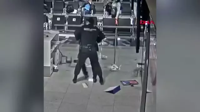 Geç kaldığı için uçağa alınmayan yolcu, havaalanında bilgisayarları parçaladı Geç kaldığı için uçağa alınmayan yolcu, havaalanında bilgisayarları parçaladı