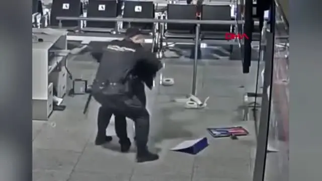 Geç kaldığı için uçağa alınmayan yolcu, havaalanında bilgisayarları parçaladı Geç kaldığı için uçağa alınmayan yolcu, havaalanında bilgisayarları parçaladı