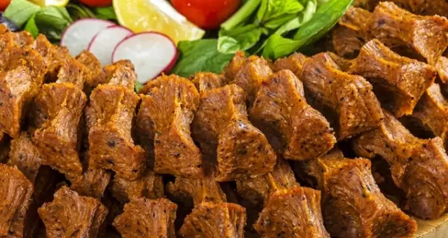 Ustalar uyardı: Çiğ köftede salça yerine ketçap, baharat yerine ise kiremit tozu kullanıyorlar Ustalar uyardı: Çiğ köftede salça yerine ketçap, baharat yerine ise kiremit tozu kullanıyorlar