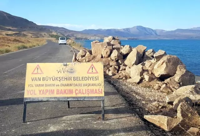 Van'da yol genişletme ve asfalt çalışması Van'da yol genişletme ve asfalt çalışması
