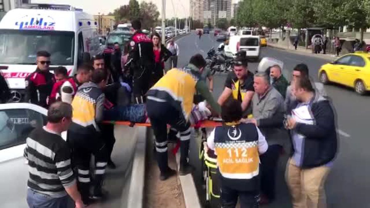Yayaya çarpınca şoka giren sürücüyü polis sakinleştirdi