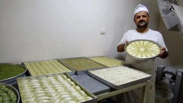 Yediği baklavanın parasını vermemek için saçını koparıp tatlının içine koydu
