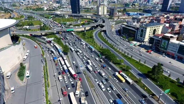 İstanbul'da 29 Ekim kutlamaları nedeniyle bazı yollar trafiğe kapatılacak İstanbul'da 29 Ekim kutlamaları nedeniyle bazı yollar trafiğe kapatılacak