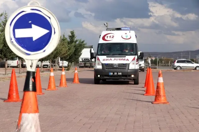 Aksaray'da ambulans sürücüleri parkurun tozunu attırdı Aksaray'da ambulans sürücüleri parkurun tozunu attırdı