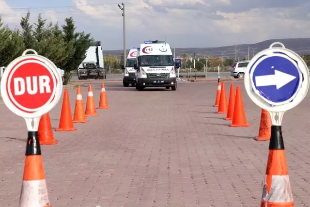 Aksaray'da ambulans sürücüleri parkurun tozunu attırdı Aksaray'da ambulans sürücüleri parkurun tozunu attırdı
