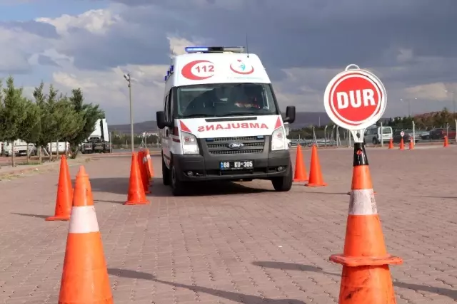 Aksaray'da ambulans sürücüleri parkurun tozunu attırdı Aksaray'da ambulans sürücüleri parkurun tozunu attırdı