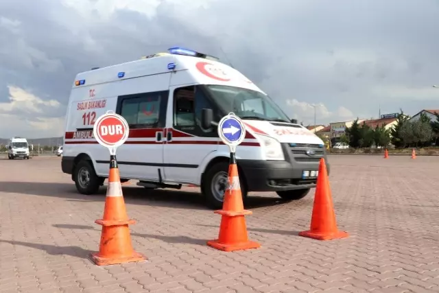 Aksaray'da ambulans sürücüleri parkurun tozunu attırdı Aksaray'da ambulans sürücüleri parkurun tozunu attırdı