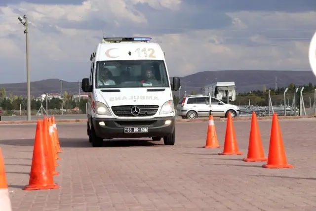 Aksaray'da ambulans sürücüleri parkurun tozunu attırdı Aksaray'da ambulans sürücüleri parkurun tozunu attırdı