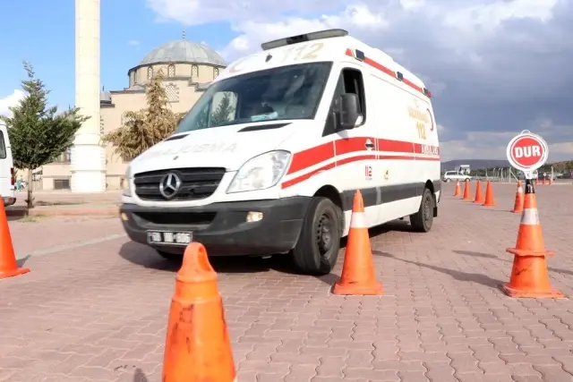 Aksaray'da ambulans sürücüleri parkurun tozunu attırdı Aksaray'da ambulans sürücüleri parkurun tozunu attırdı