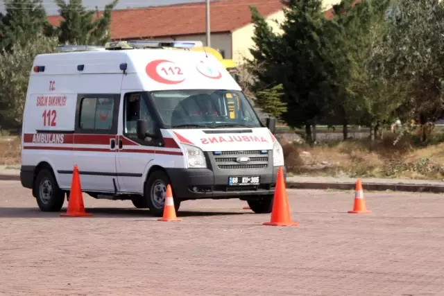 Aksaray'da ambulans sürücüleri parkurun tozunu attırdı Aksaray'da ambulans sürücüleri parkurun tozunu attırdı