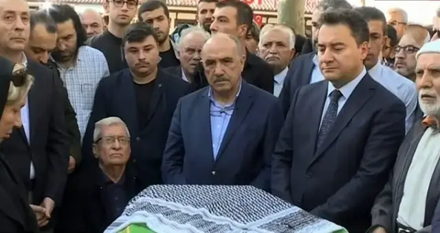 Ali Babacan, Erdoğan'ın 'abim' dediği Nuri Pakdil'in cenazesine katıldı Ali Babacan, Erdoğan'ın 'abim' dediği Nuri Pakdil'in cenazesine katıldı