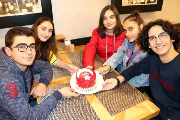 Ay-yıldızlı pastalara büyük ilgi Ay-yıldızlı pastalara büyük ilgi
