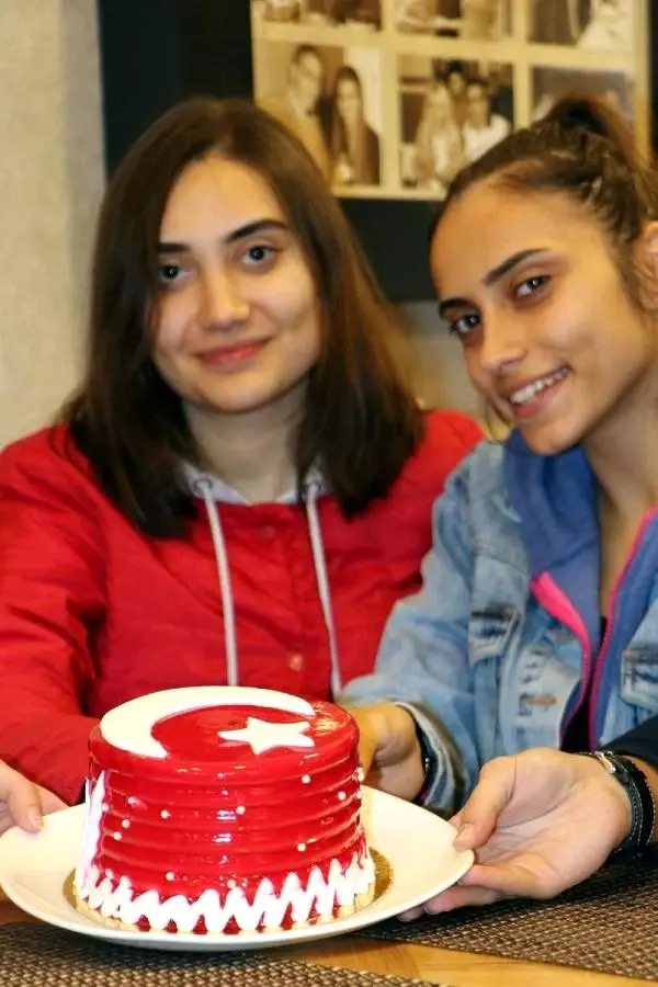 Ay-yıldızlı pastalara büyük ilgi Ay-yıldızlı pastalara büyük ilgi