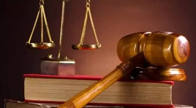 Ayağa kalkmadan savunma yapan avukat için iki mahkeme karşı karşıya geldi Ayağa kalkmadan savunma yapan avukat için iki mahkeme karşı karşıya geldi