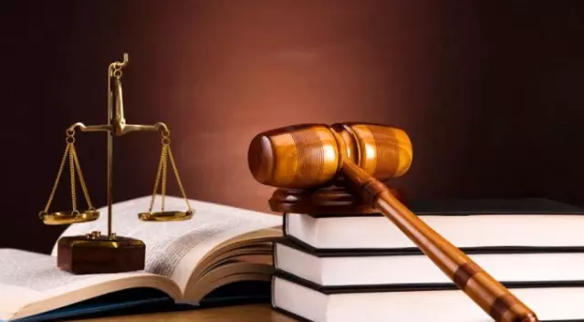 Ayağa kalkmadan savunma yapan avukat için iki mahkeme karşı karşıya geldi Ayağa kalkmadan savunma yapan avukat için iki mahkeme karşı karşıya geldi