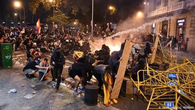 Barcelona'da ayrılıkçılar polisle çatıştı Barcelona'da ayrılıkçılar polisle çatıştı