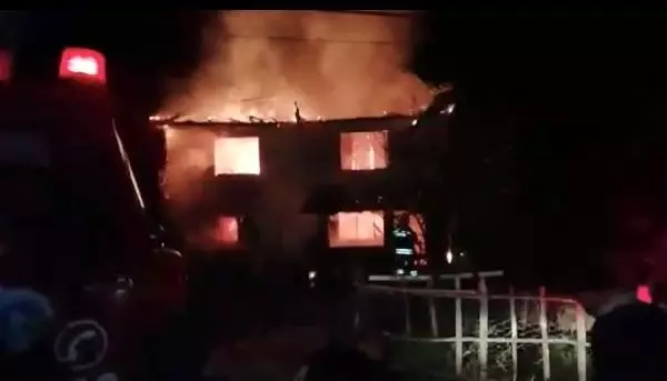 Bartın'da 2 katlı ahşap bina yandı