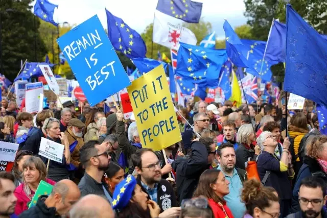 Brexit karşıtı yüz binlerce kişi sokağa döküldü