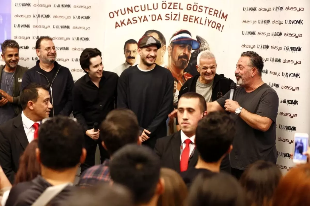 Cem Yılmaz, Akasya'da sevenleri ile buluştu