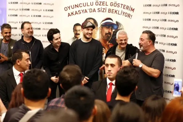 Cem Yılmaz, Akasya'da sevenleri ile buluştu Cem Yılmaz, Akasya'da sevenleri ile buluştu