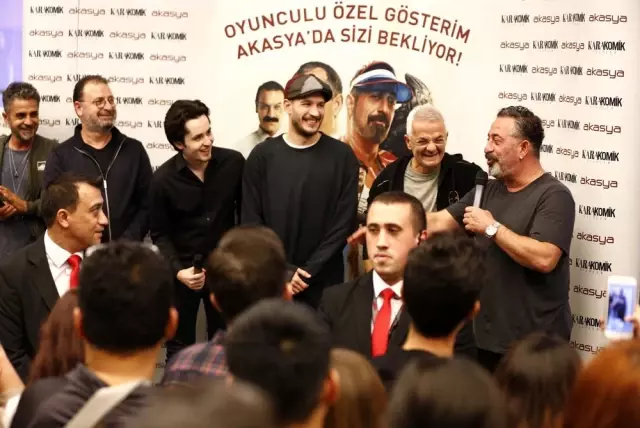 Cem Yılmaz, Akasya'da sevenleri ile buluştu Cem Yılmaz, Akasya'da sevenleri ile buluştu