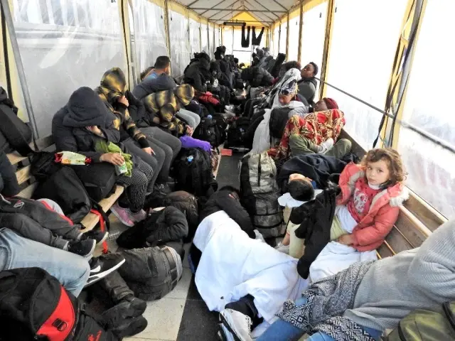 Çeşme'de 313 düzensiz göçmen yakalandı Çeşme'de 313 düzensiz göçmen yakalandı