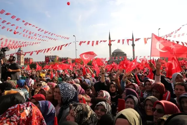 Cumhurbaşkanı Erdoğan: '1 katrilyon 798 trilyon lira olan 139 projenin açılışını yapıyoruz' Cumhurbaşkanı Erdoğan: '1 katrilyon 798 trilyon lira olan 139 projenin açılışını yapıyoruz'