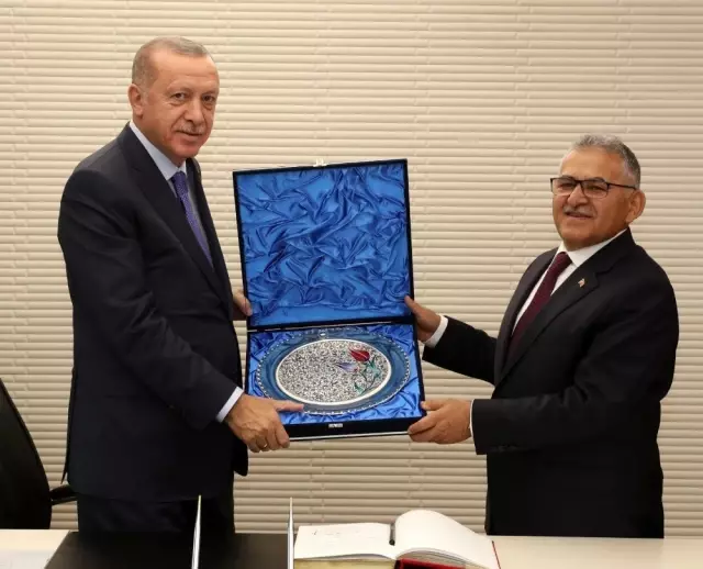 Cumhurbaşkanı Erdoğan, Büyükşehir Belediyesi'ni Ziyaret Etti