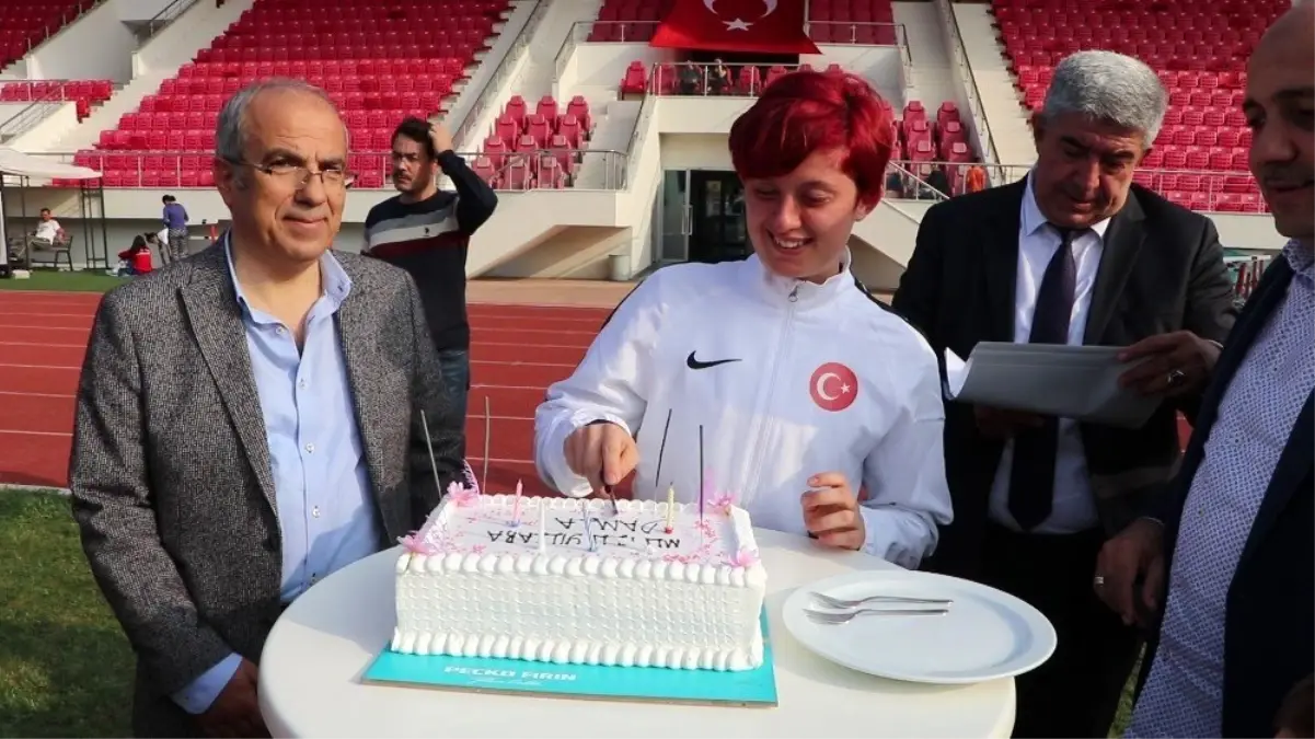 Dünya ikincisi özel sporcu Fatma'ya sürpriz doğum günü